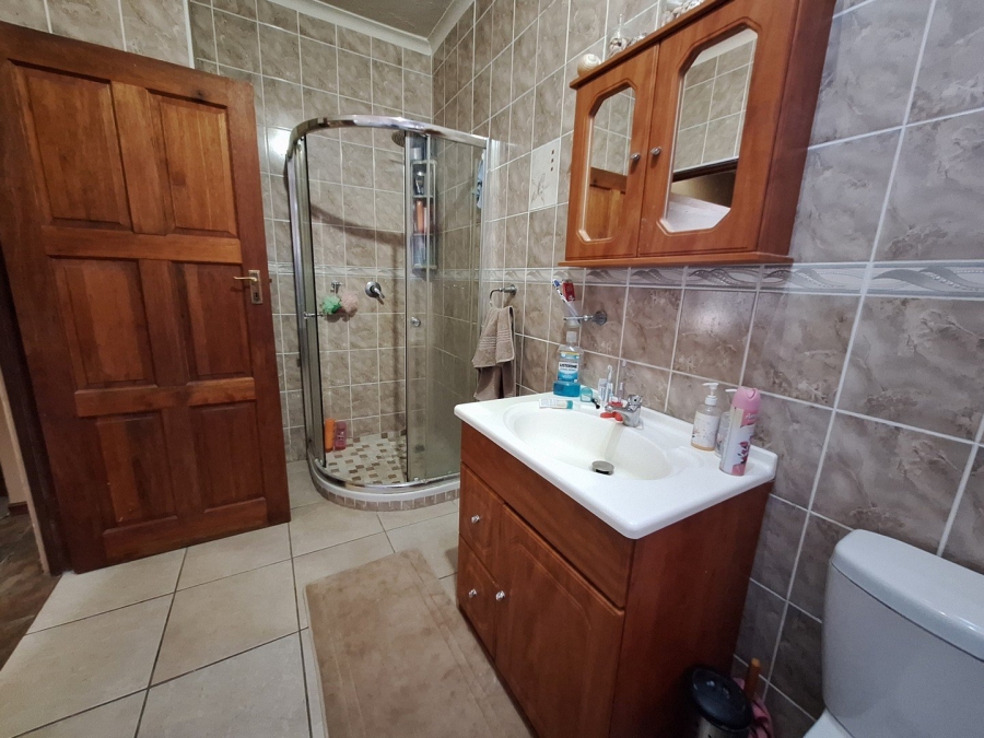 5 Bedroom Property for Sale in Rooihuiskraal Gauteng