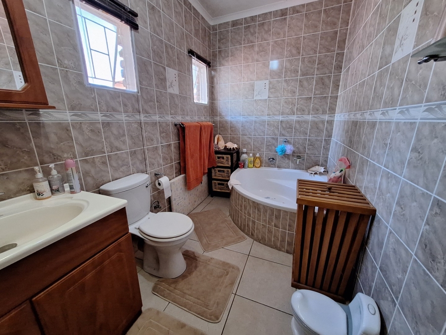 5 Bedroom Property for Sale in Rooihuiskraal Gauteng