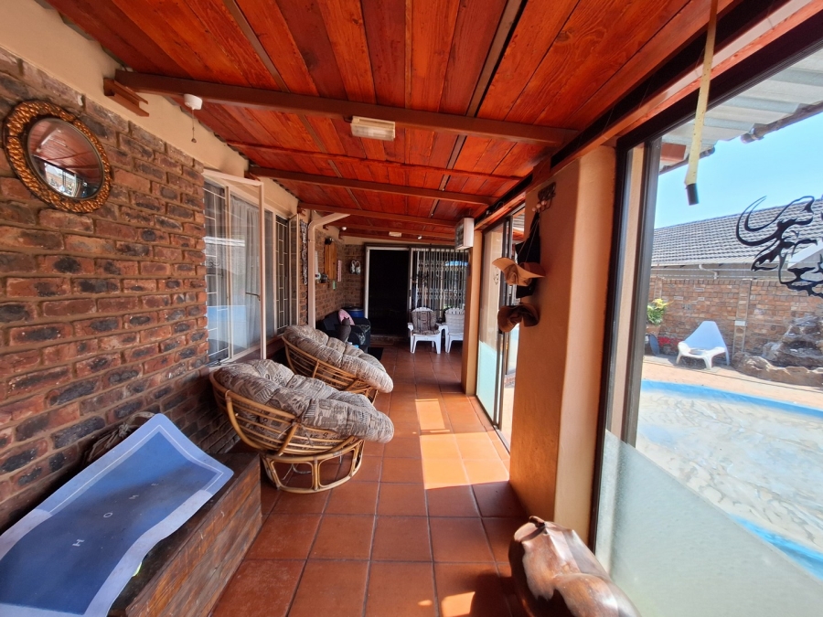 5 Bedroom Property for Sale in Rooihuiskraal Gauteng