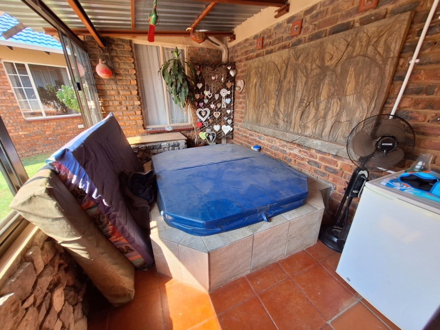 5 Bedroom Property for Sale in Rooihuiskraal Gauteng