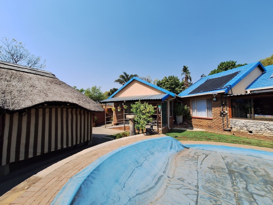 5 Bedroom Property for Sale in Rooihuiskraal Gauteng
