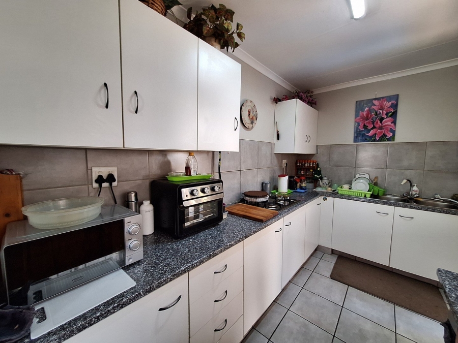 5 Bedroom Property for Sale in Rooihuiskraal Gauteng