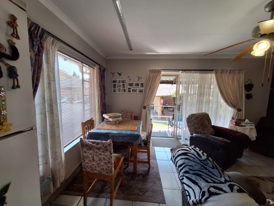 5 Bedroom Property for Sale in Rooihuiskraal Gauteng