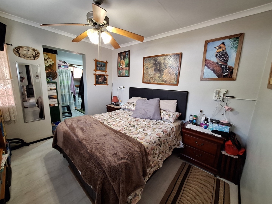 5 Bedroom Property for Sale in Rooihuiskraal Gauteng