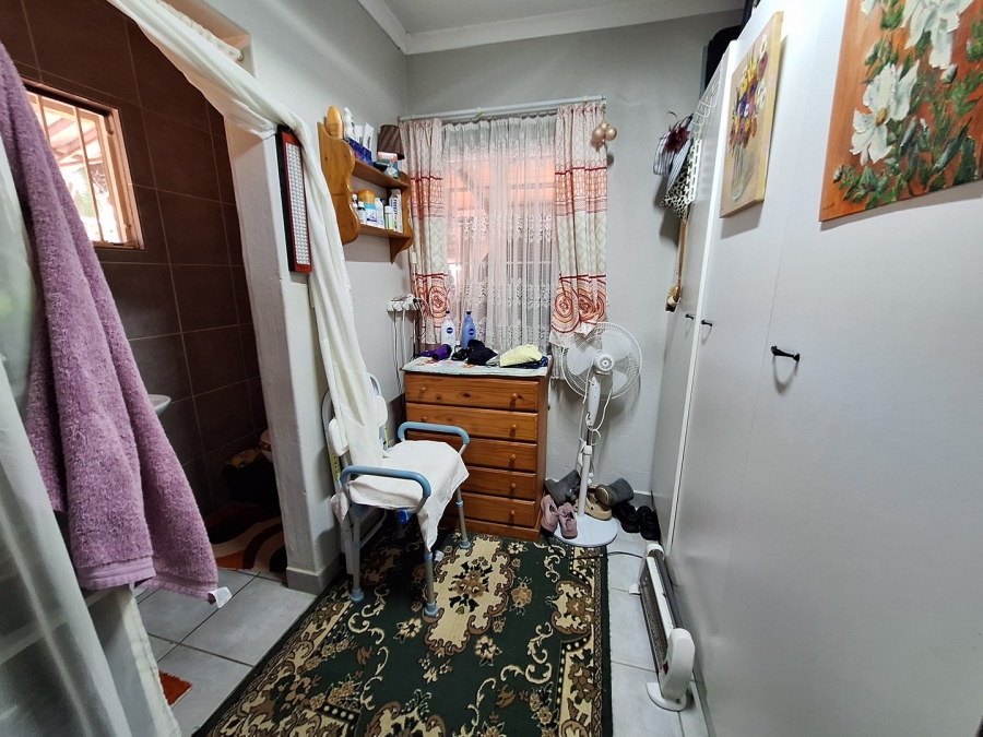 5 Bedroom Property for Sale in Rooihuiskraal Gauteng