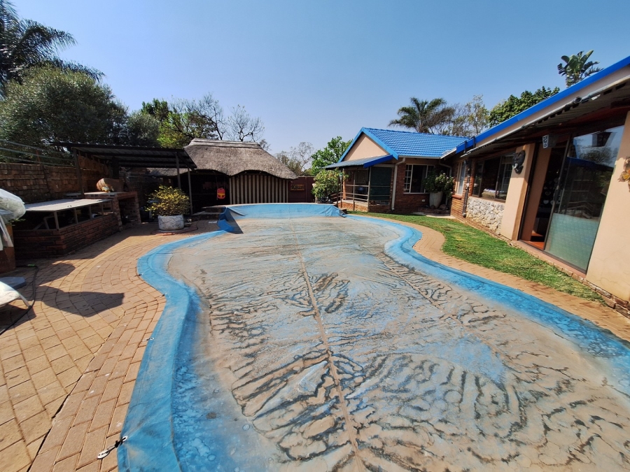 5 Bedroom Property for Sale in Rooihuiskraal Gauteng