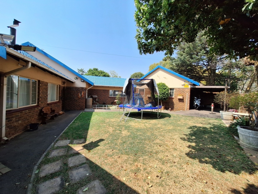 5 Bedroom Property for Sale in Rooihuiskraal Gauteng