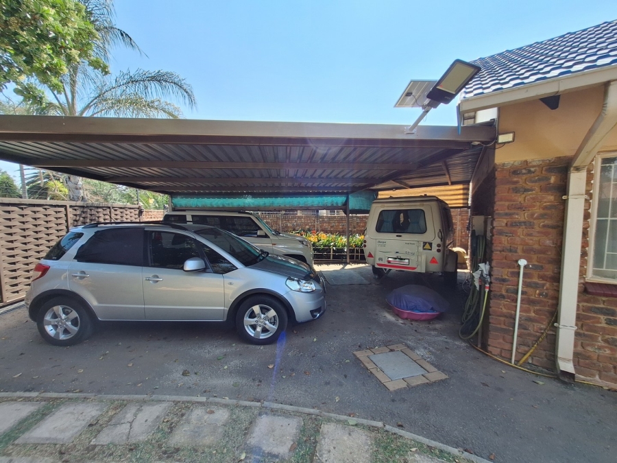 5 Bedroom Property for Sale in Rooihuiskraal Gauteng