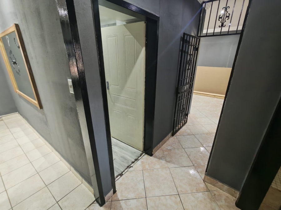 5 Bedroom Property for Sale in Lenasia Ext 5 Gauteng