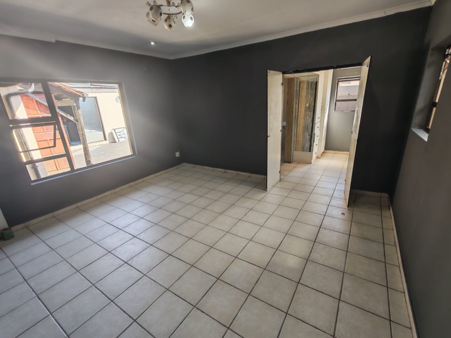 5 Bedroom Property for Sale in Lenasia Ext 5 Gauteng