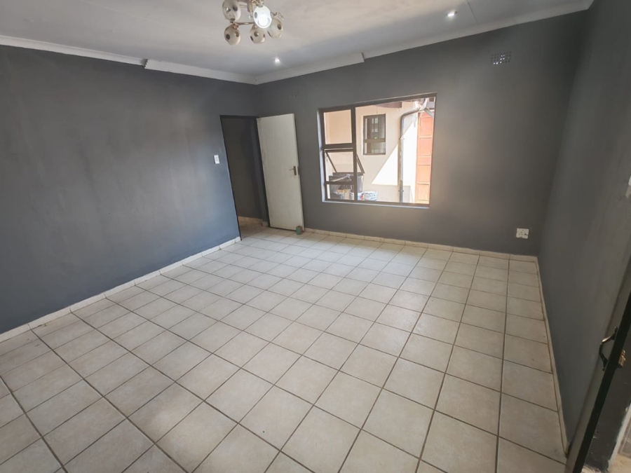 5 Bedroom Property for Sale in Lenasia Ext 5 Gauteng
