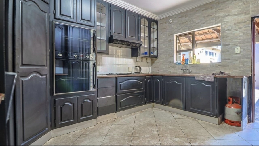 5 Bedroom Property for Sale in Lenasia Ext 5 Gauteng
