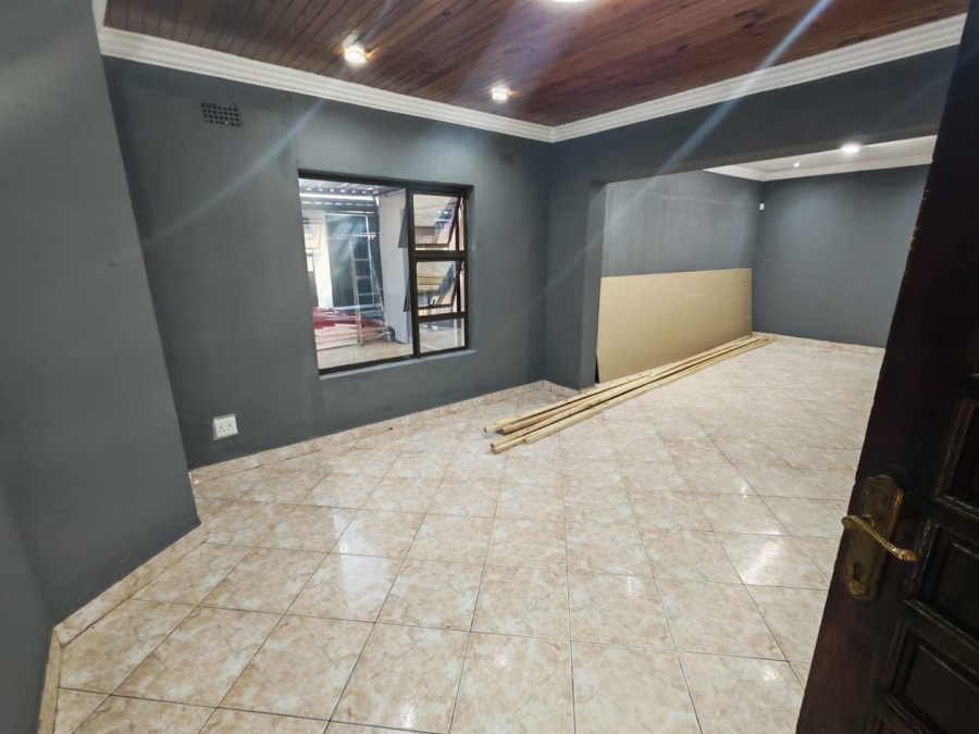 5 Bedroom Property for Sale in Lenasia Ext 5 Gauteng