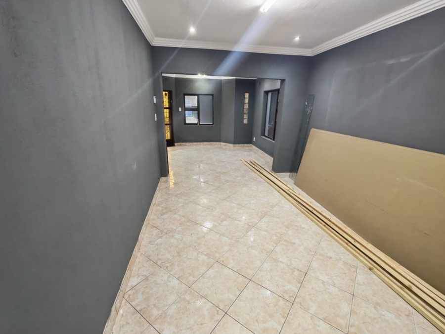 5 Bedroom Property for Sale in Lenasia Ext 5 Gauteng