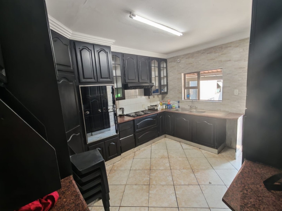 5 Bedroom Property for Sale in Lenasia Ext 5 Gauteng