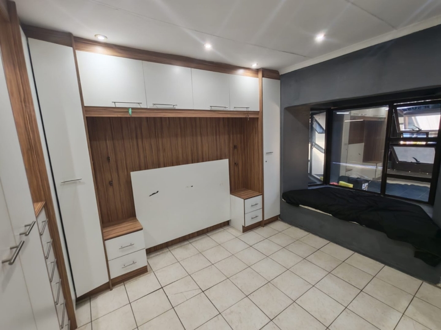 5 Bedroom Property for Sale in Lenasia Ext 5 Gauteng