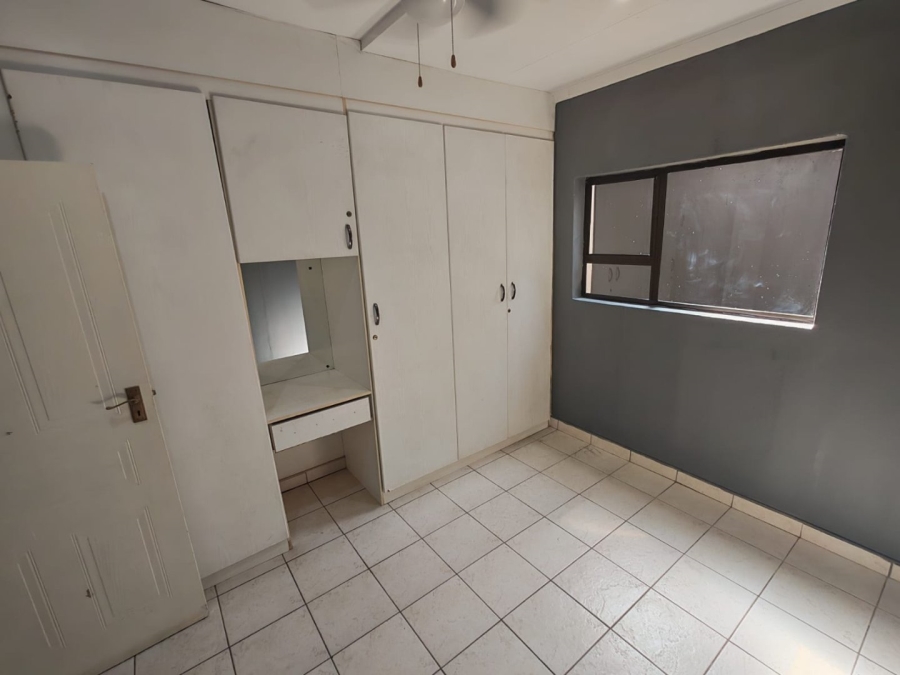5 Bedroom Property for Sale in Lenasia Ext 5 Gauteng