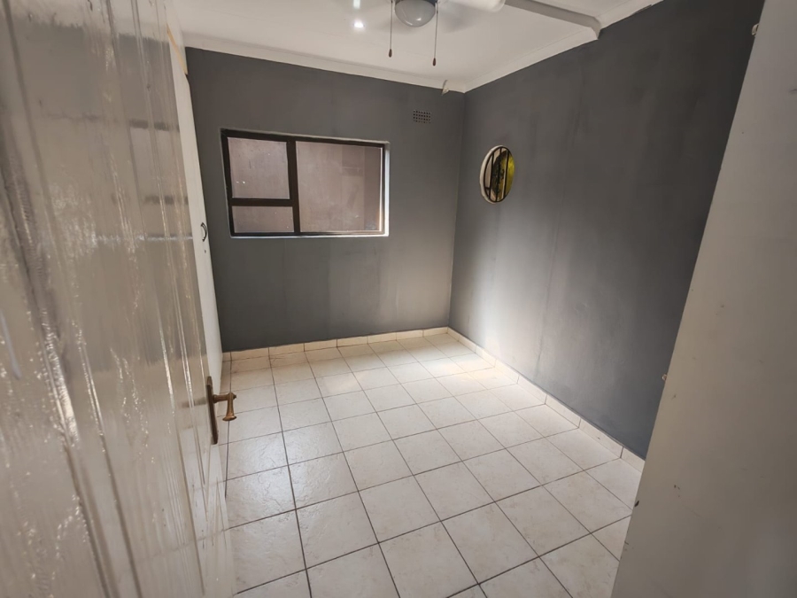 5 Bedroom Property for Sale in Lenasia Ext 5 Gauteng
