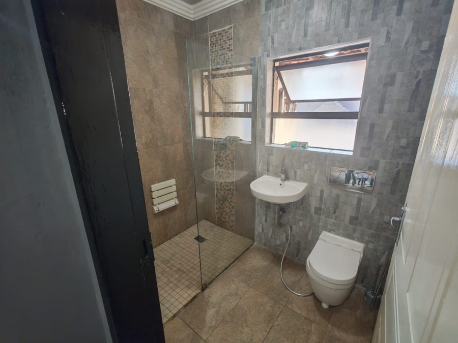 5 Bedroom Property for Sale in Lenasia Ext 5 Gauteng