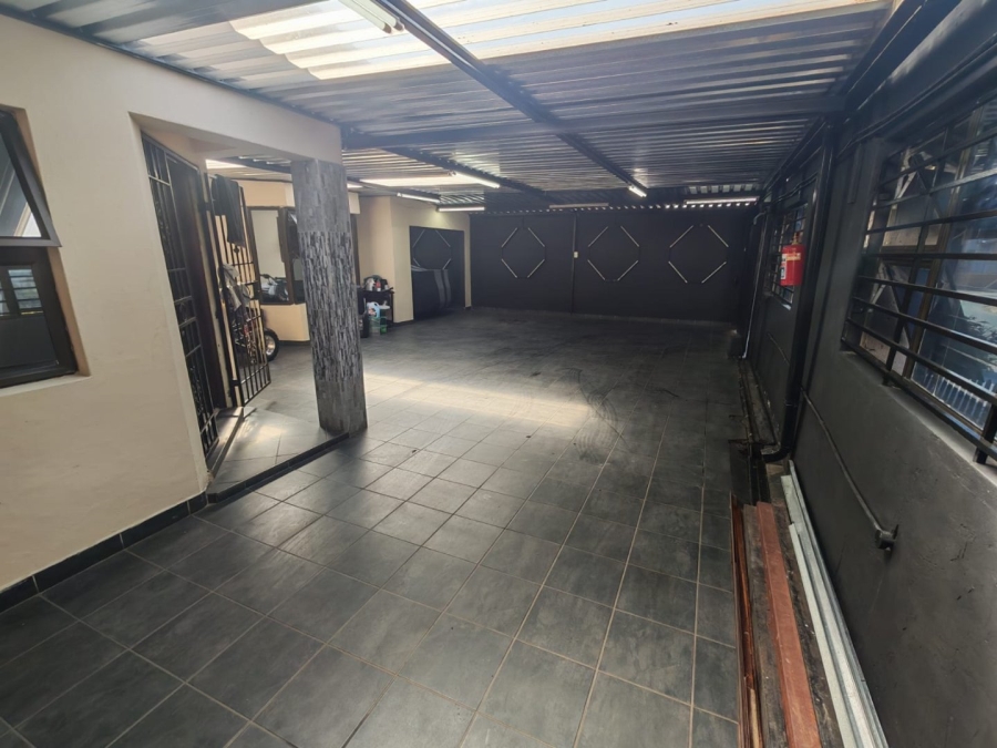 5 Bedroom Property for Sale in Lenasia Ext 5 Gauteng