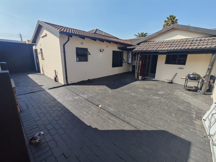 5 Bedroom Property for Sale in Lenasia Ext 5 Gauteng