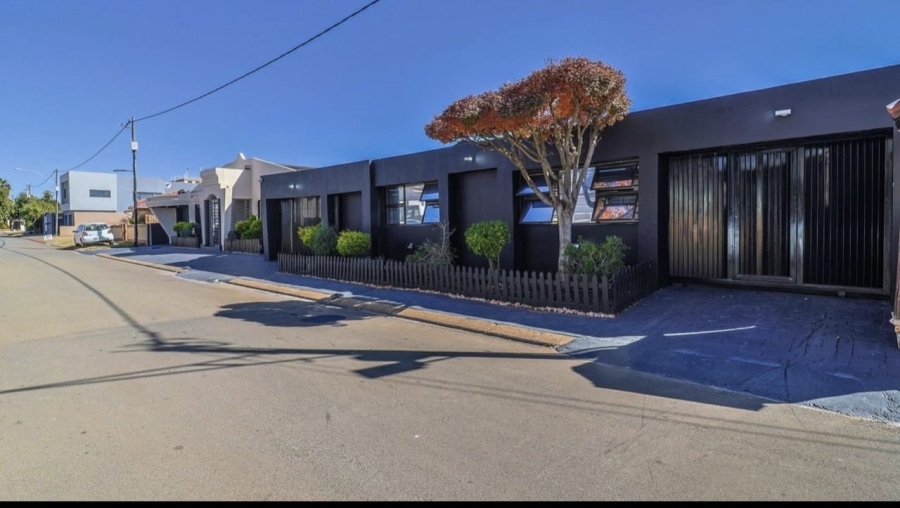 5 Bedroom Property for Sale in Lenasia Ext 5 Gauteng