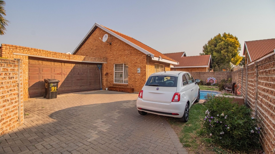 2 Bedroom Property for Sale in Bonaero Park Gauteng