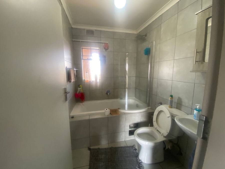 2 Bedroom Property for Sale in Heuweloord Gauteng