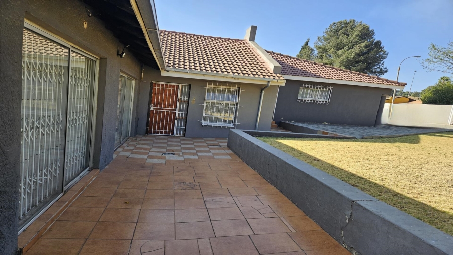 To Let 4 Bedroom Property for Rent in Esther Park Gauteng
