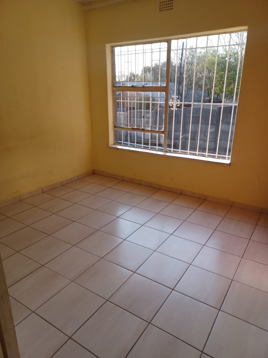 To Let 4 Bedroom Property for Rent in Esther Park Gauteng
