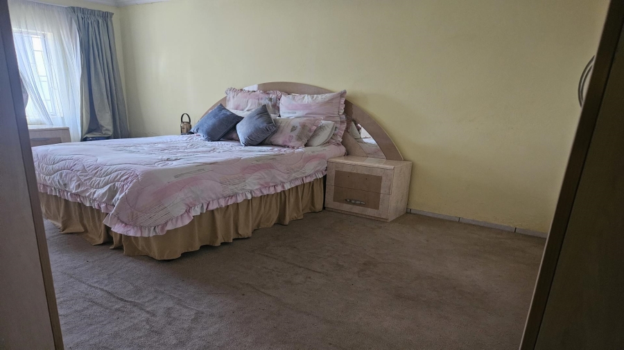 To Let 4 Bedroom Property for Rent in Esther Park Gauteng