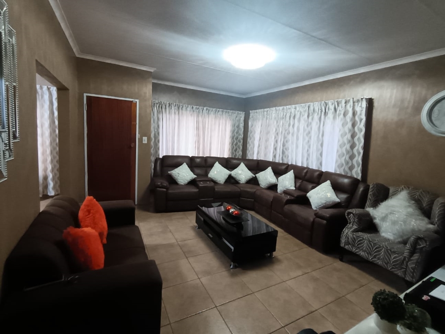 4 Bedroom Property for Sale in Mountain View Gauteng