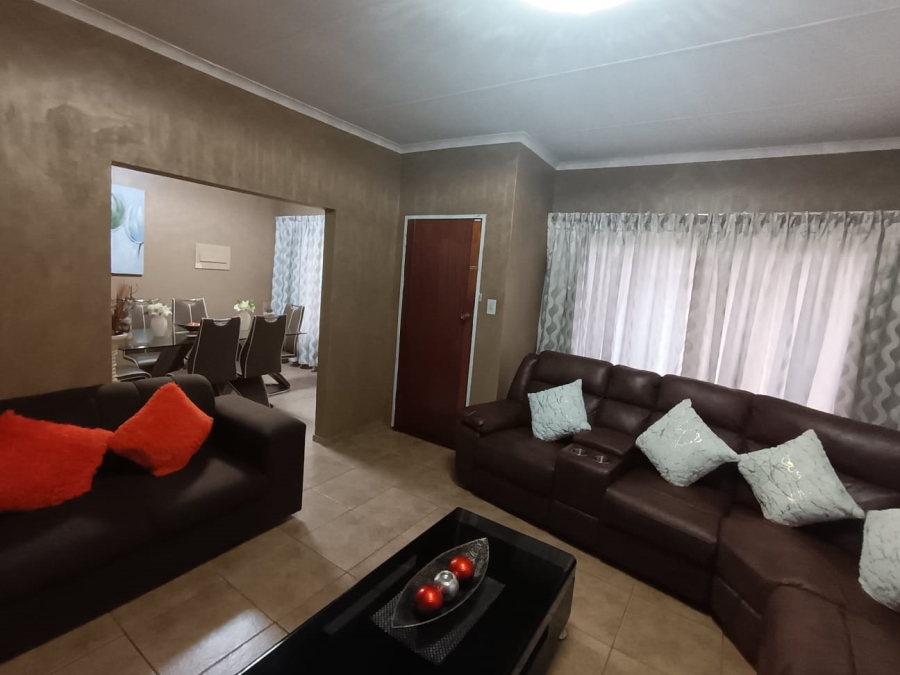 4 Bedroom Property for Sale in Mountain View Gauteng