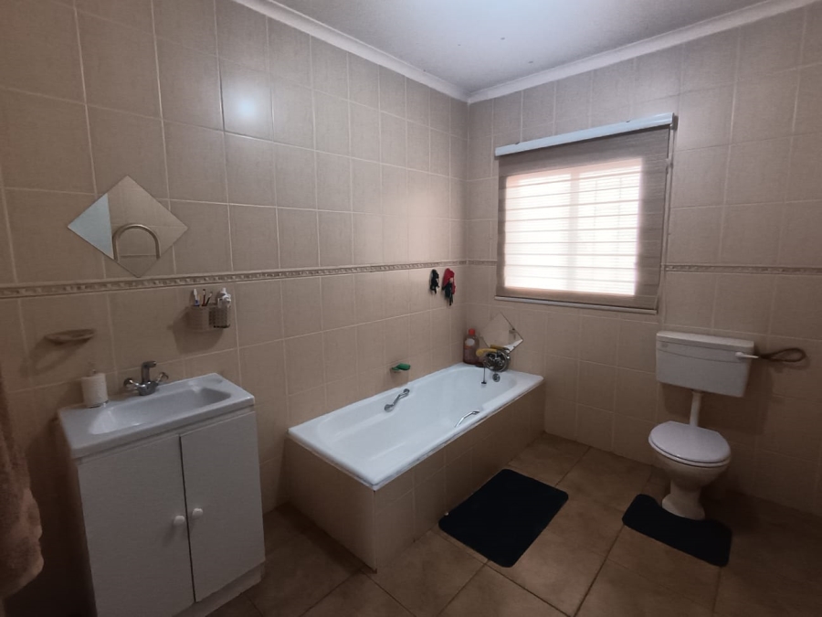 4 Bedroom Property for Sale in Mountain View Gauteng