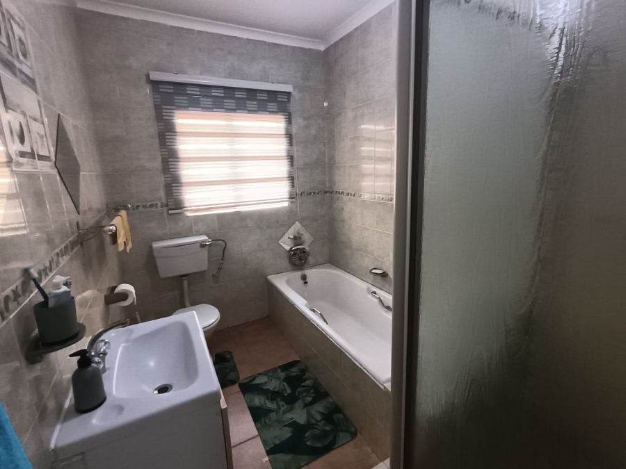 4 Bedroom Property for Sale in Mountain View Gauteng