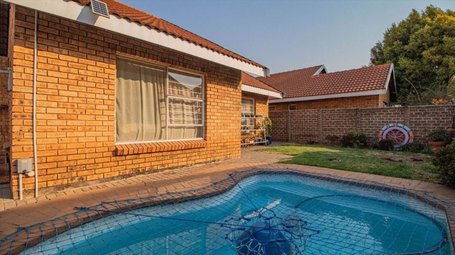 2 Bedroom Property for Sale in Bonaero Park Gauteng