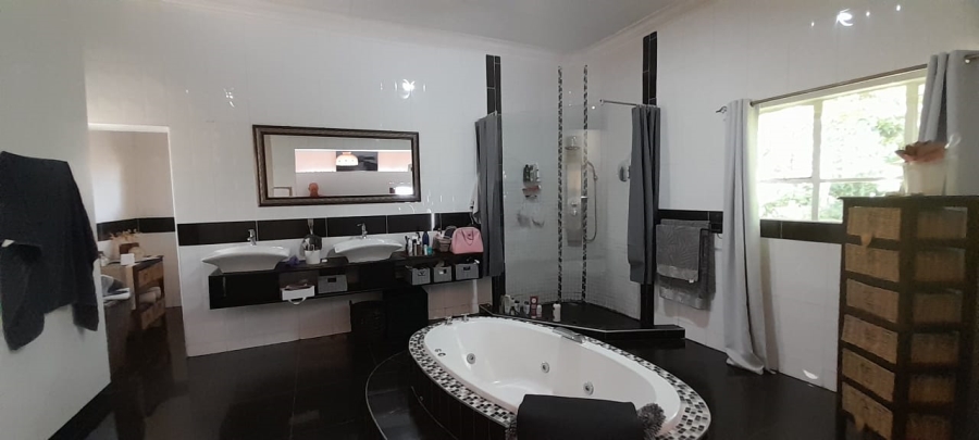 To Let 4 Bedroom Property for Rent in Waterkloof Heights Gauteng