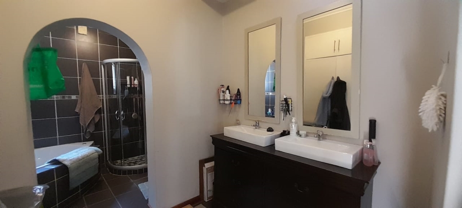 To Let 4 Bedroom Property for Rent in Waterkloof Heights Gauteng