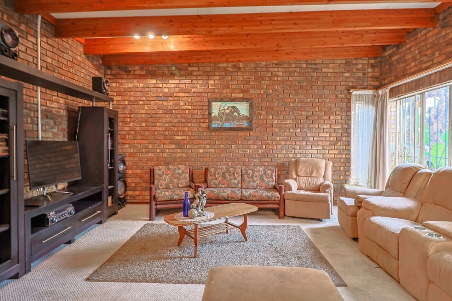 5 Bedroom Property for Sale in Zwartkop Gauteng