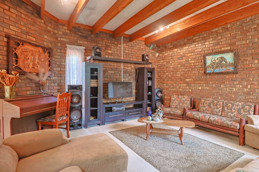 5 Bedroom Property for Sale in Zwartkop Gauteng