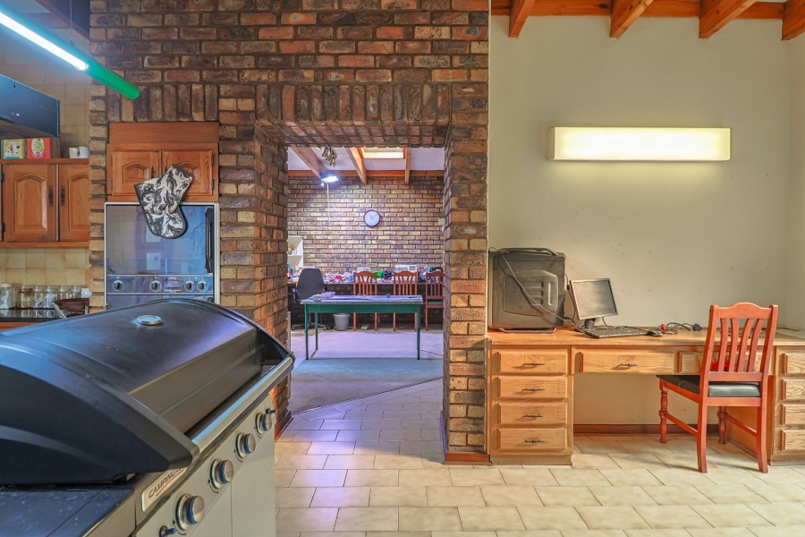 5 Bedroom Property for Sale in Zwartkop Gauteng