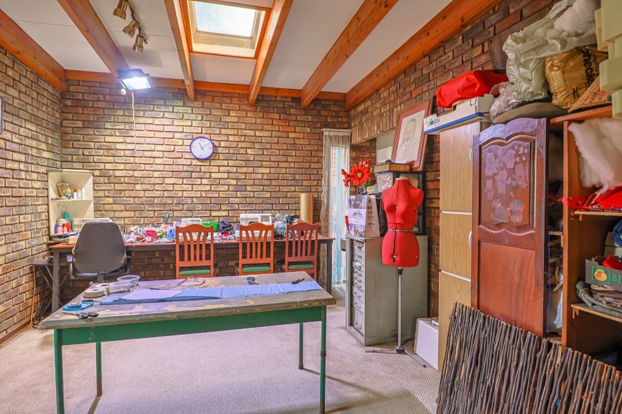 5 Bedroom Property for Sale in Zwartkop Gauteng