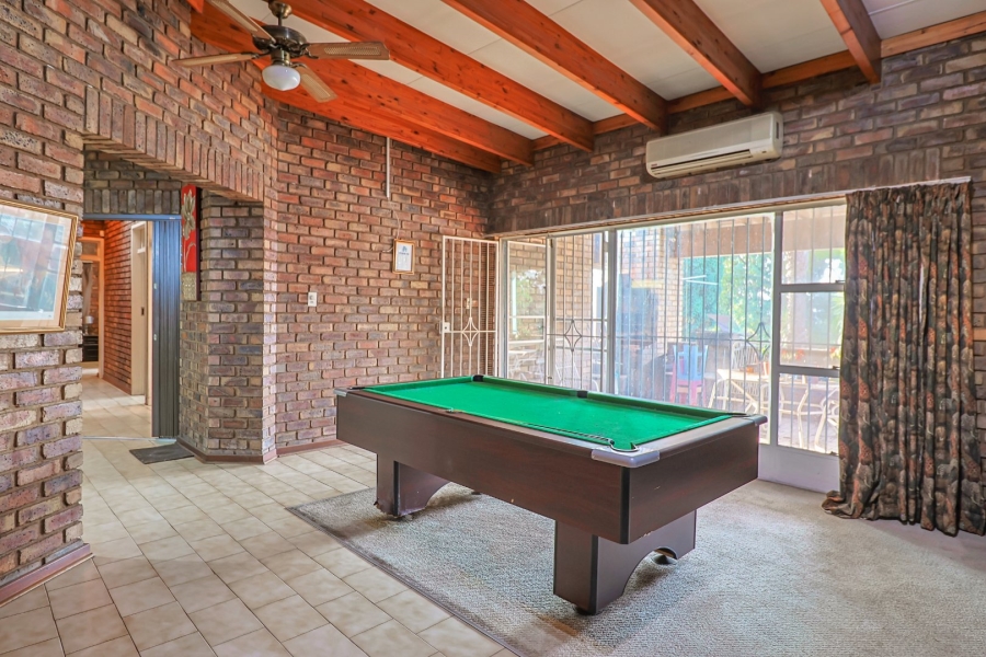 5 Bedroom Property for Sale in Zwartkop Gauteng