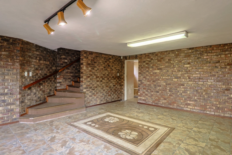 5 Bedroom Property for Sale in Zwartkop Gauteng