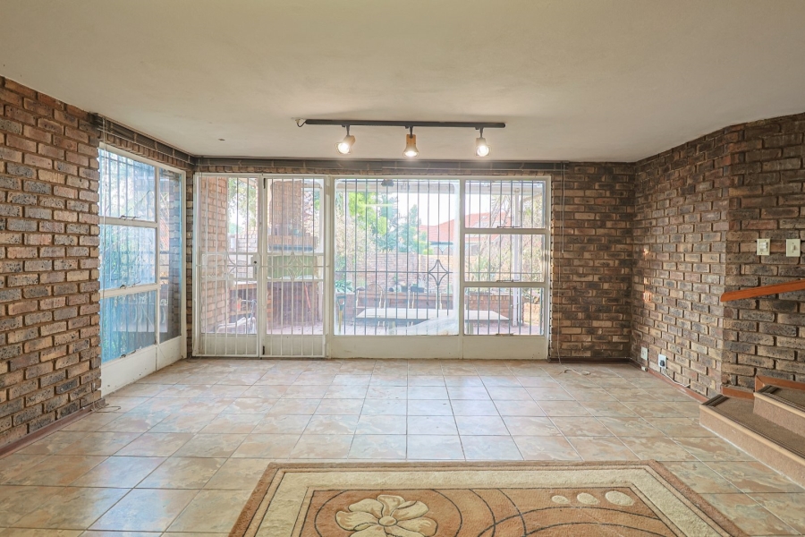 5 Bedroom Property for Sale in Zwartkop Gauteng