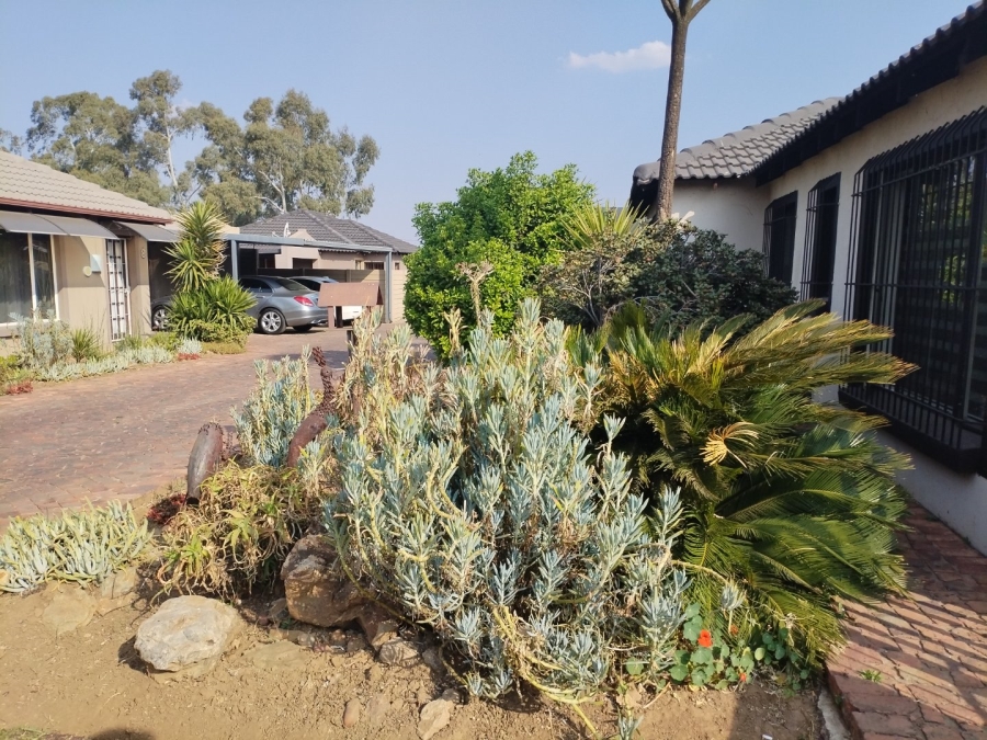 3 Bedroom Property for Sale in Strubenvale Gauteng