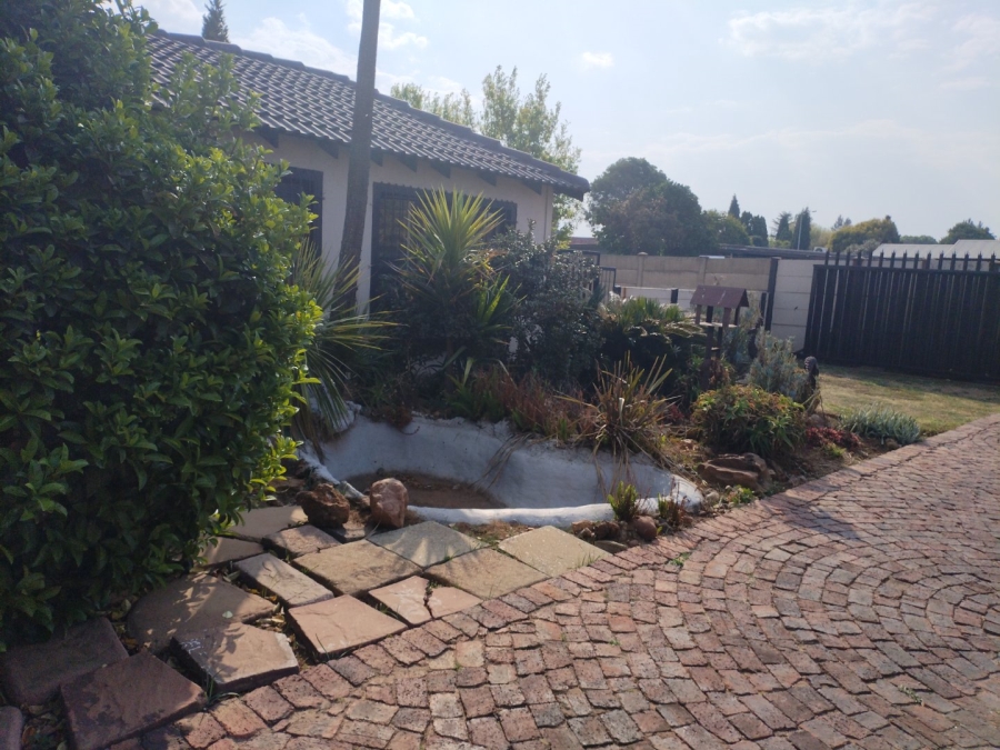 3 Bedroom Property for Sale in Strubenvale Gauteng