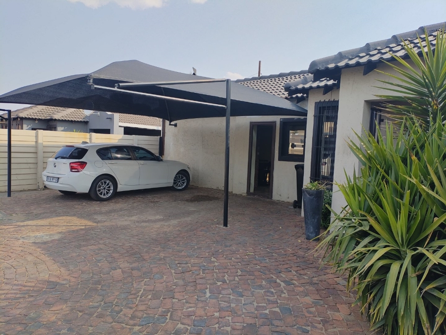 3 Bedroom Property for Sale in Strubenvale Gauteng