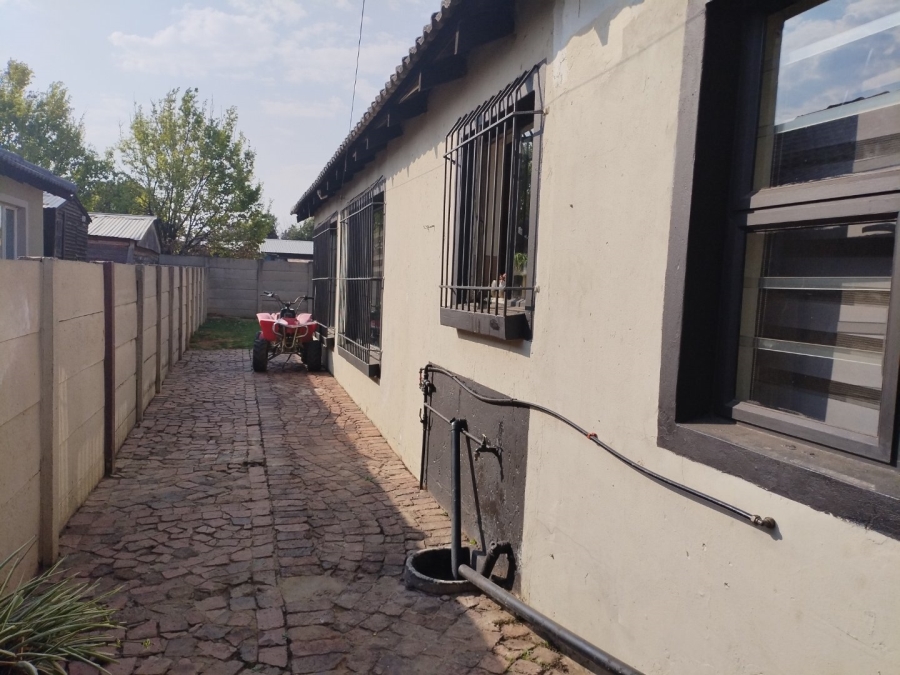 3 Bedroom Property for Sale in Strubenvale Gauteng