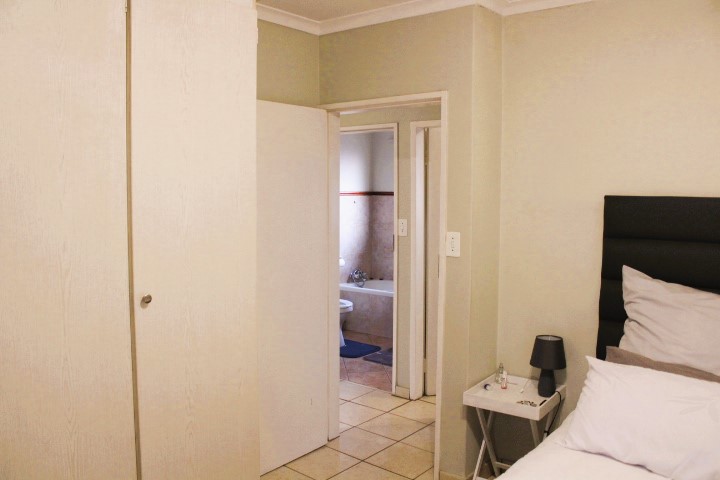 2 Bedroom Property for Sale in Die Hoewes Gauteng
